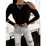 Rugalmas anyagú, fekete felső, nőies vállkivágással